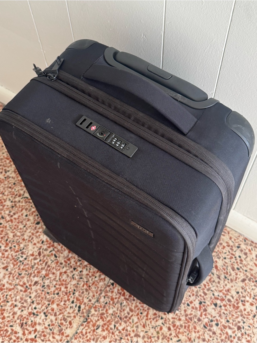 Away Black Softside Carry-On Rolling Spinner Suitcase Luggage - Picture 3 of 15